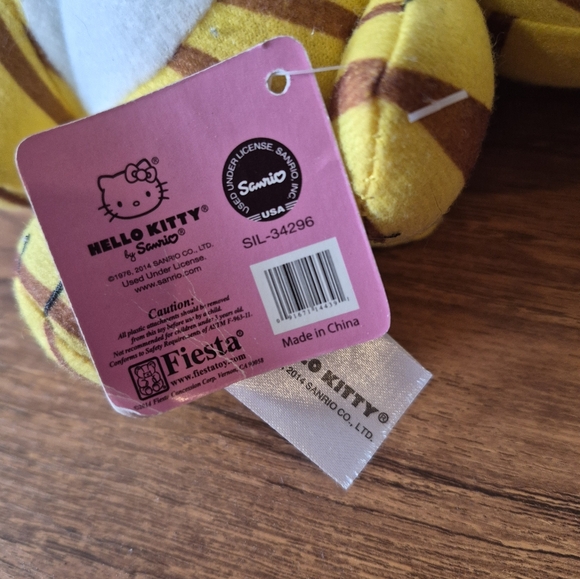 Hello Kitty Tiger Plush - Picture 3 of 4